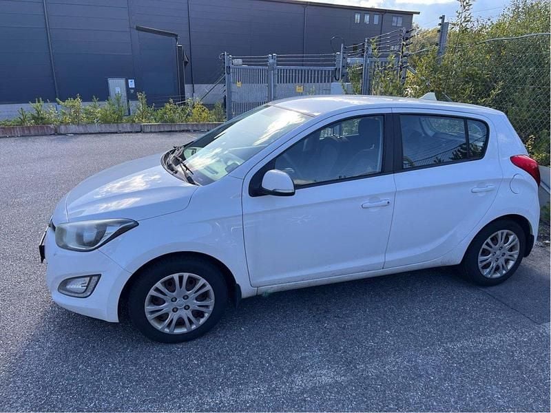 Vit Begagnad 2013 Hyundai i20 Halvkombi | 25 000 kr (Superpris) - Bild 1/4