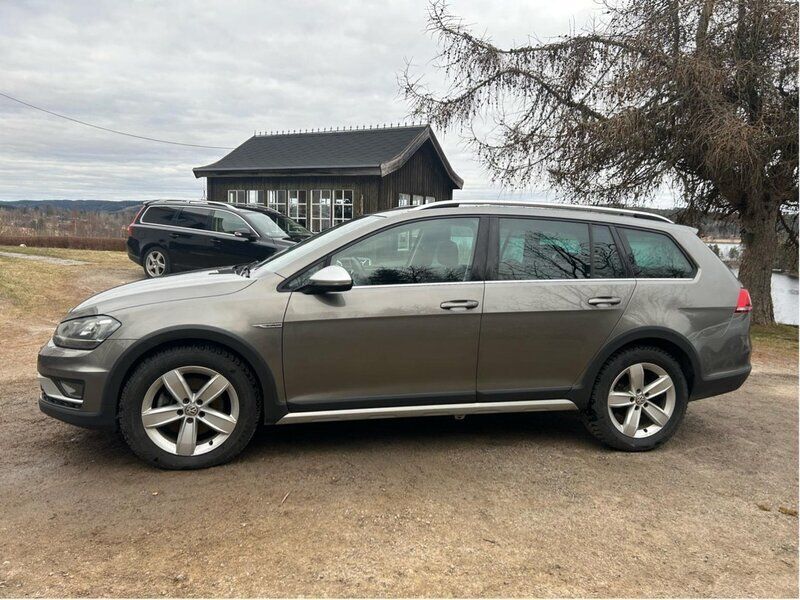 Grå Begagnad 2017 VW Golf Alltrack Kombi | 154 000 kr (Marknadspris) - Bild 1/4