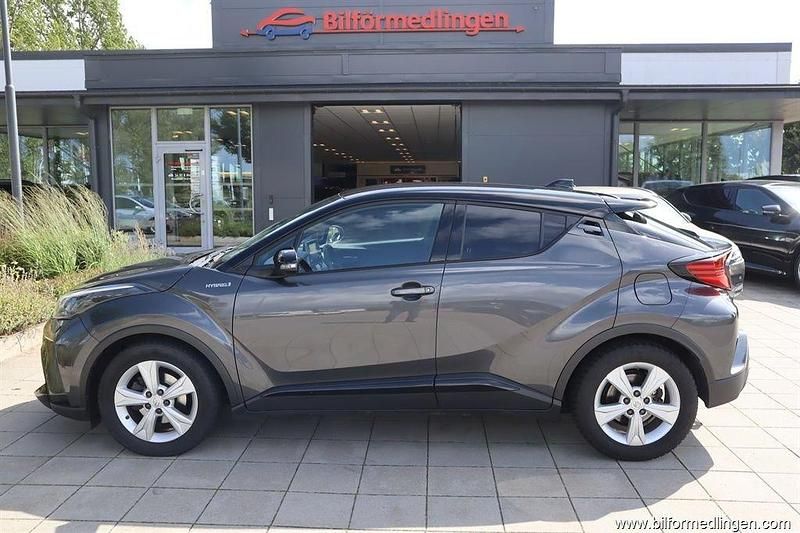 Grå samma som bilen Begagnad 2021 Toyota C-HR SUV | 264 900 kr (Marknadspris) - Bild 1/4