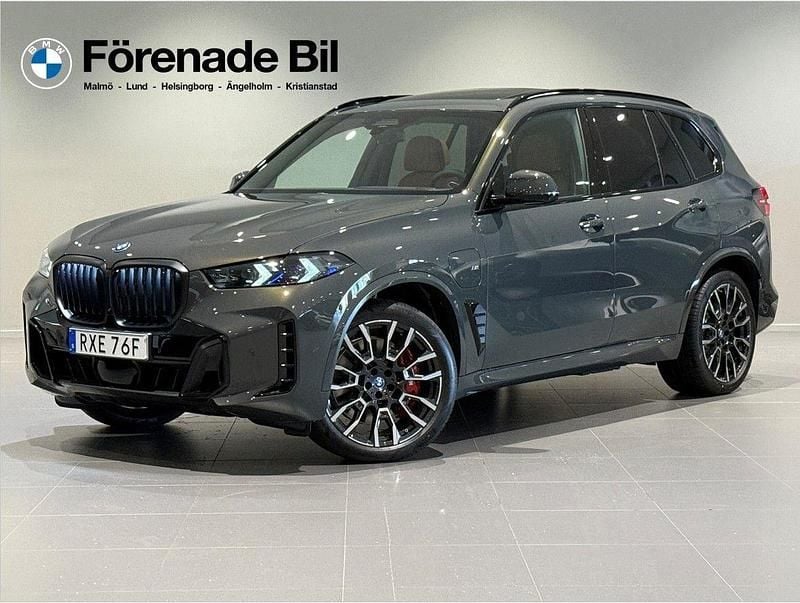 Grå Begagnad 2025 BMW X5 M Sport SUV | 1 099 000 kr - Bild 1/4