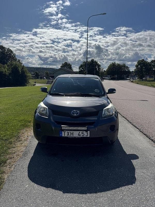 Grå Begagnad 2010 Toyota Urban Cruiser SUV | 47 500 kr (Marknadspris) - Bild 1/4