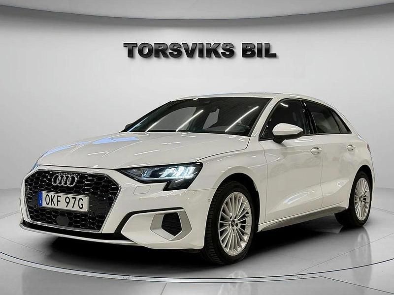 Vit Begagnad 2023 Audi A3 Sportback Halvkombi | 249 900 kr (Marknadspris) - Bild 1/4