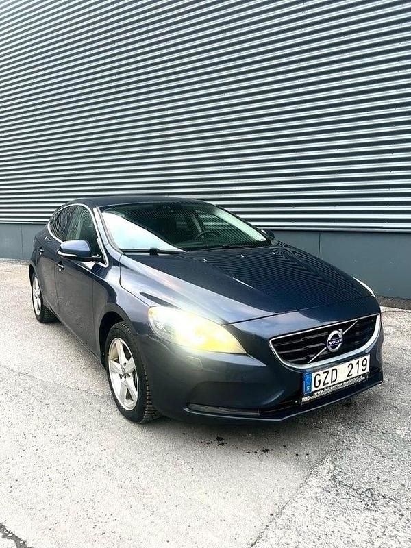 Blå Begagnad 2013 Volvo V40 Momentum Kombi | 89 000 kr (Marknadspris) - Bild 1/4