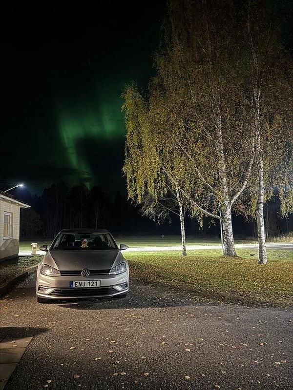 Silver Begagnad 2017 VW Golf VII Halvkombi | 155 000 kr (Lite dyr) - Bild 1/4