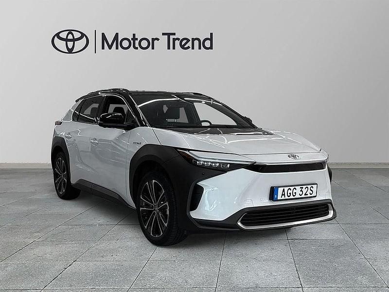 Vit Begagnad 2022 Toyota bZ4X Executive SUV | 425 900 kr (Dyr) - Bild 1/4