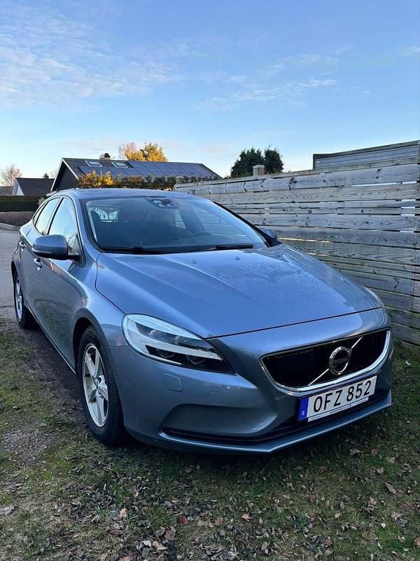 Mussel blue Begagnad 2017 Volvo V40 Halvkombi | 140 000 kr (Marknadspris) - Bild 1/4