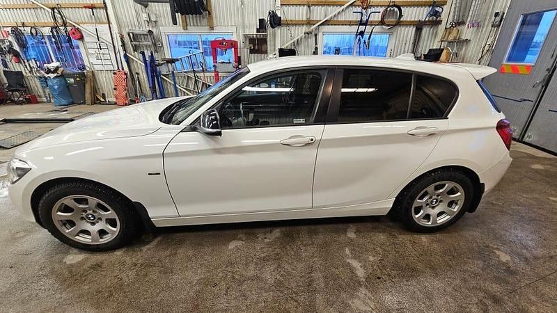 Begagnad 2012 BMW 120 Halvkombi | 72 000 kr (Marknadspris) - Bild 1/4
