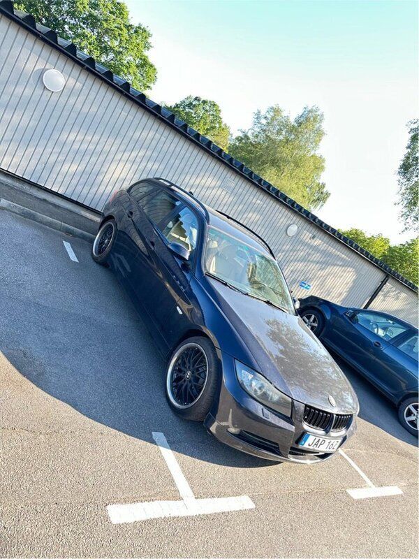Blå Begagnad 2006 BMW 320 Kombi | 59 900 kr (Marknadspris) - Bild 1/4