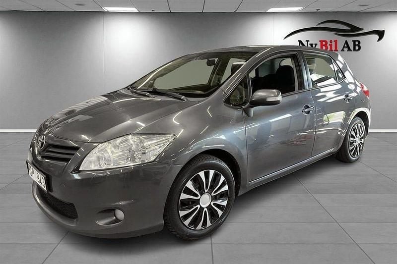 Mörkgrå (grå) Begagnad 2010 Toyota Auris Plus Halvkombi | 49 900 kr (Marknadspris) - Bild 1/4
