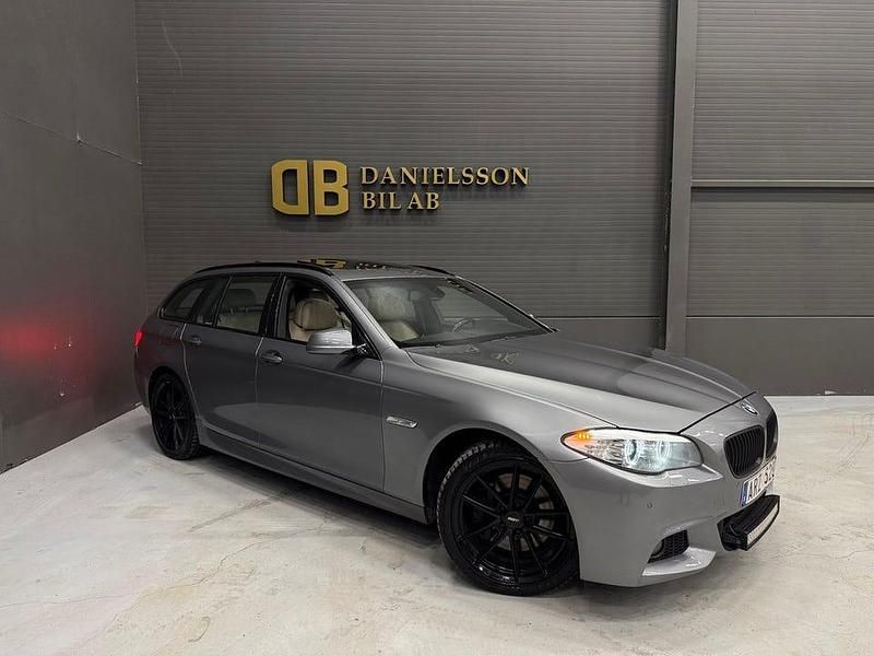Grå Begagnad 2012 BMW 530 M Sport Kombi | 149 800 kr (Marknadspris) - Bild 1/4