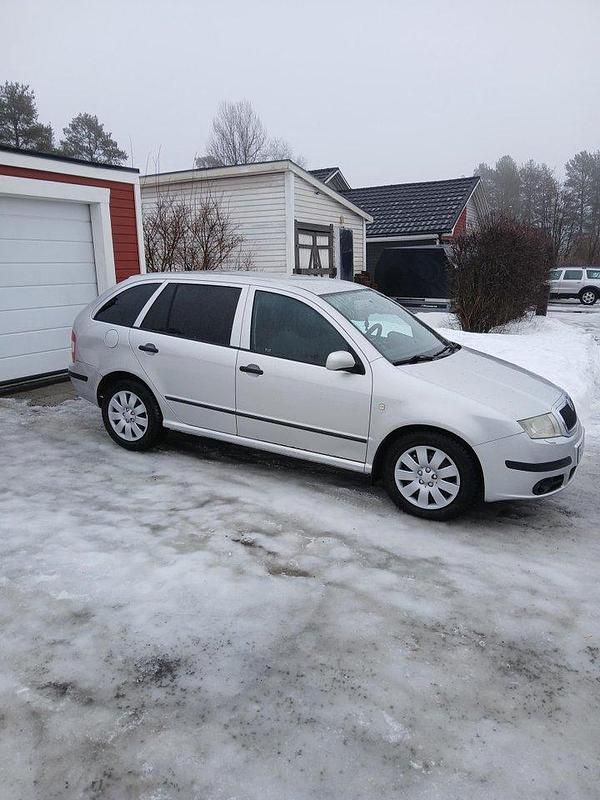 Silver Begagnad 2006 Skoda Fabia Kombi | 12 000 kr (Marknadspris) - Bild 1/4