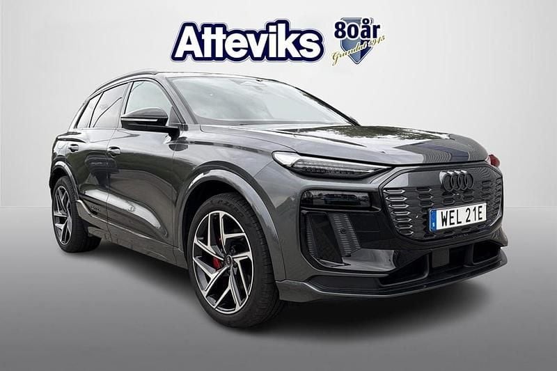 Grå Begagnad 2024 Audi Q6 e-tron S-Line SUV | 829 900 kr (Marknadspris) - Bild 1/4