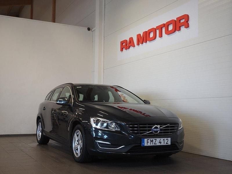 Grå Begagnad 2015 Volvo V60 Momentum Kombi | 149 900 kr (Marknadspris) - Bild 1/3