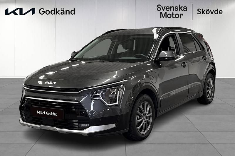 Grå Begagnad 2023 Kia Niro Advance SUV | 349 200 kr (Marknadspris) - Bild 1/4