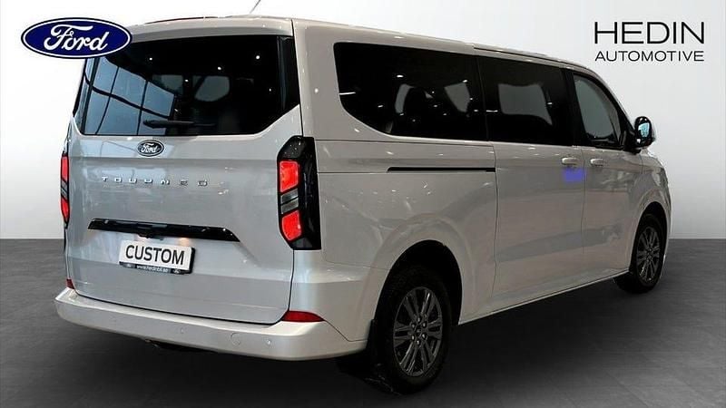 Begagnad Ford Tourneo Titanium 170 HK (125 kW) 2024 Silver