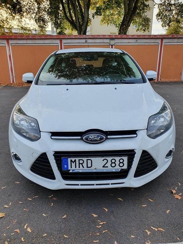Vit Begagnad 2011 Ford Focus Titanium Halvkombi | 54 900 kr (Marknadspris) - Bild 1/4
