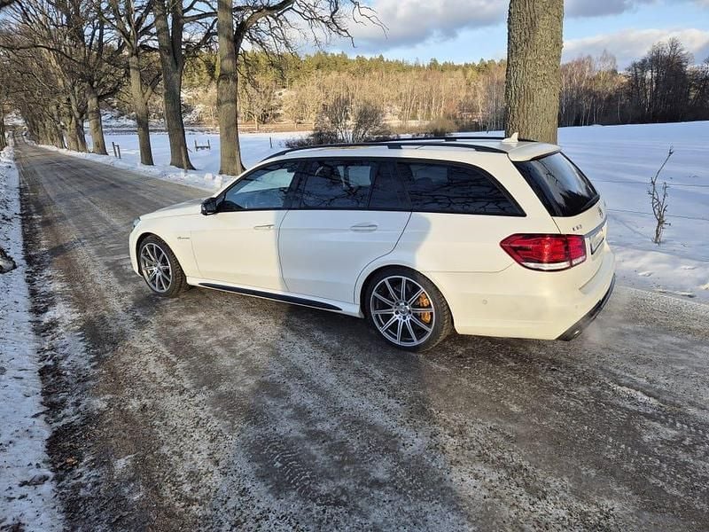 Begagnad Mercedes E63 AMG AMG 585 HK (430 kW) 2014 Designo cashmere white magno