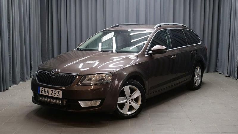 Brun Begagnad 2014 Skoda Octavia Ambition Kombi | 79 000 kr (Marknadspris) - Bild 1/4