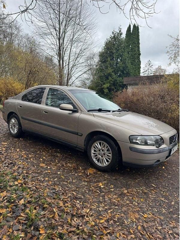 Brun Begagnad 2004 Volvo S60 Sedan | 25 000 kr (Bra pris) - Bild 1/4