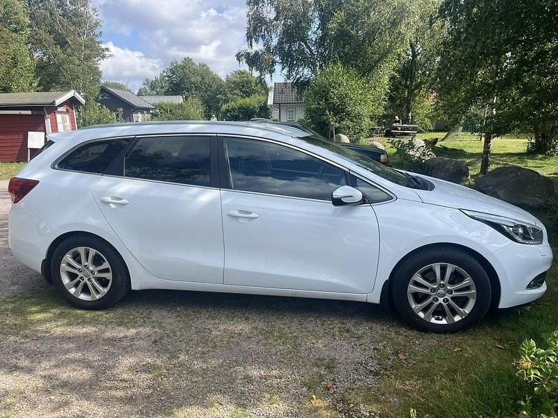 Vit Begagnad 2015 Kia Ceed Sportswagon Comfort Kombi | 82 000 kr (Marknadspris) - Bild 1/4