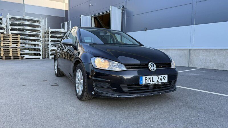 Svart Begagnad 2015 VW Golf VII Halvkombi | 89 999 kr (Marknadspris) - Bild 1/4