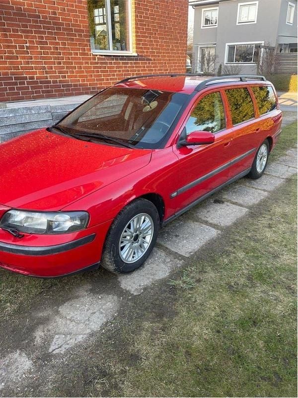 Röd Begagnad 2004 Volvo V70 Kombi | 25 000 kr (Lite dyr) - Bild 1/4