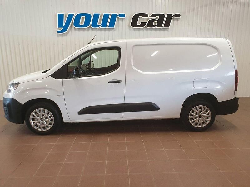 Vit Begagnad 2023 Citroën Berlingo Business Class Minibuss | 168 750 kr - Bild 1/4