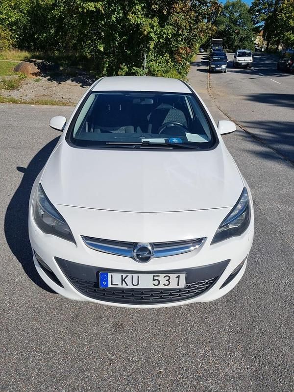 Begagnad 2014 Opel Astra Halvkombi | 73 000 kr (Lite dyr) - Bild 1/4