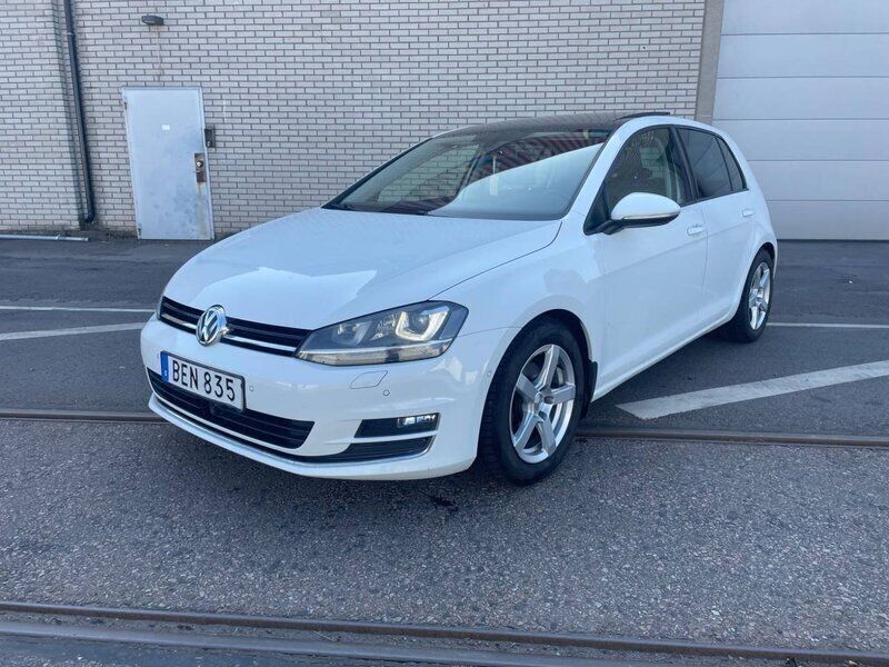Vit Begagnad 2013 VW Golf VII Highline Halvkombi | 99 900 kr (Marknadspris) - Bild 1/4