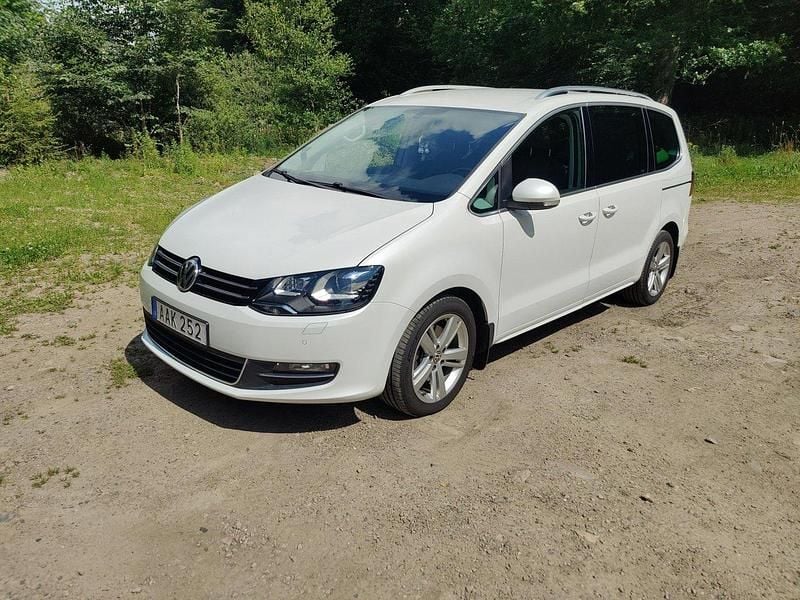 Vit Begagnad 2017 VW Sharan GT Minibuss | 313 000 kr (Marknadspris) - Bild 1/4
