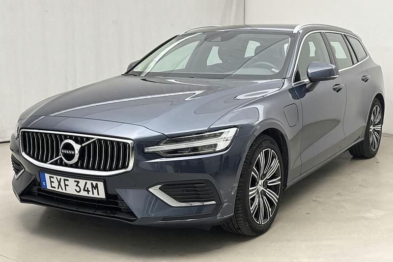 Mörkblå Begagnad 2022 Volvo V60 Inscription Kombi | 369 000 kr (Marknadspris) - Bild 1/4