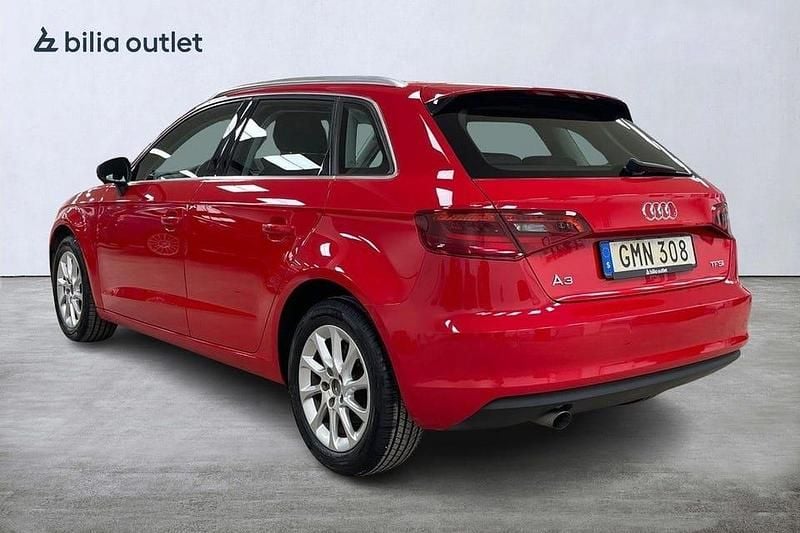 Begagnad Audi A3 Attraction 110 HK (80 kW) 2015 Röd