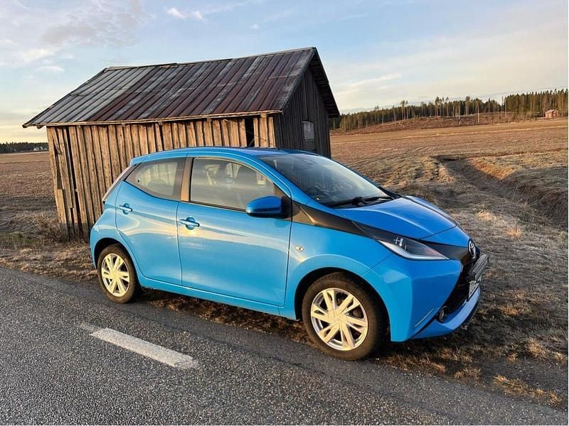 Blå Begagnad 2018 Toyota Aygo X-play Halvkombi | 77 000 kr (Marknadspris) - Bild 1/4