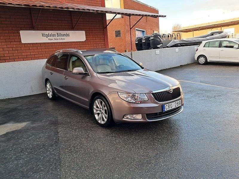Begagnad Skoda Superb Elegance 160 HK (117 kW) 2010 Brun Kombi