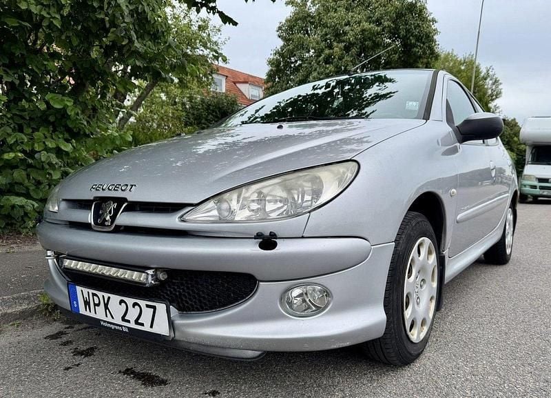 Grå Begagnad 2005 Peugeot 206 Halvkombi | 16 900 kr (Marknadspris) - Bild 1/4