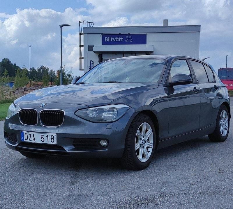 Grå Begagnad 2012 BMW 116 Halvkombi | 66 000 kr (Bra pris) - Bild 1/4