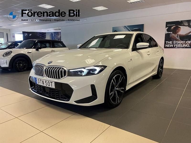 Vit Begagnad 2024 BMW 330e M Sport Sedan | 444 000 kr (Superpris) - Bild 1/4