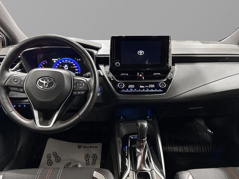 Vit Begagnad 2023 Toyota Corolla Hybrid Sport Halvkombi | 269 900 kr (Bra pris) - Bild 1/4