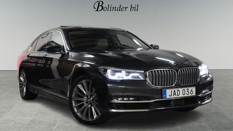 Grå Begagnad 2015 BMW 750L Executive Sedan | 348 900 kr - Bild 1/4