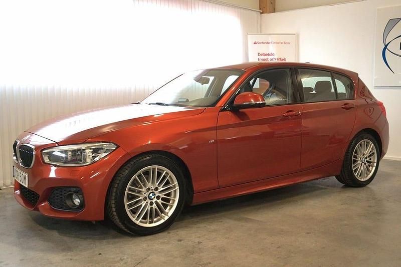 Orange Begagnad 2019 BMW 118 M Sport Halvkombi | 159 000 kr (Bra pris) - Bild 1/4
