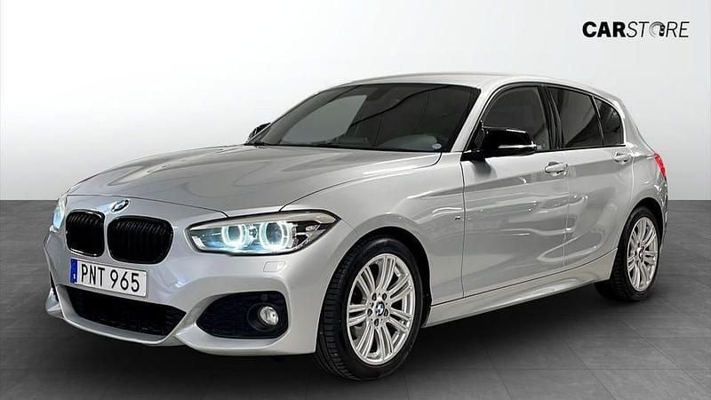 Silver Begagnad 2016 BMW 118 M Sport Halvkombi | 109 900 kr (Marknadspris) - Bild 1/4
