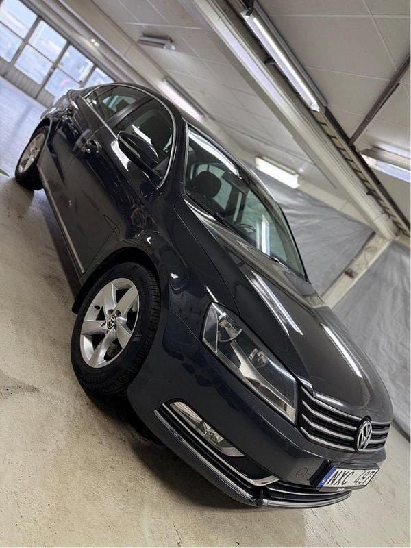 Grå Begagnad 2014 VW Passat Sedan | 85 000 kr (Marknadspris) - Bild 1/4