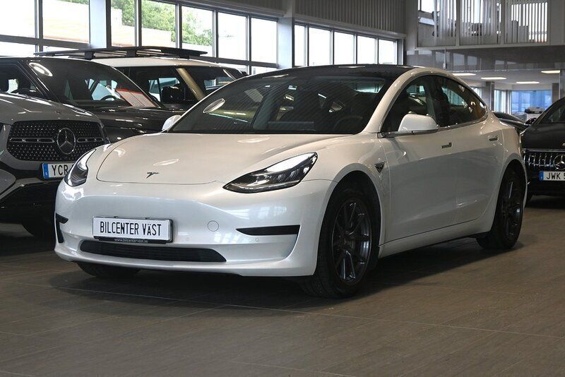Vit Begagnad 2020 Tesla Model 3 Standard Range Plus Sedan | 219 000 kr (Marknadspris) - Bild 1/4