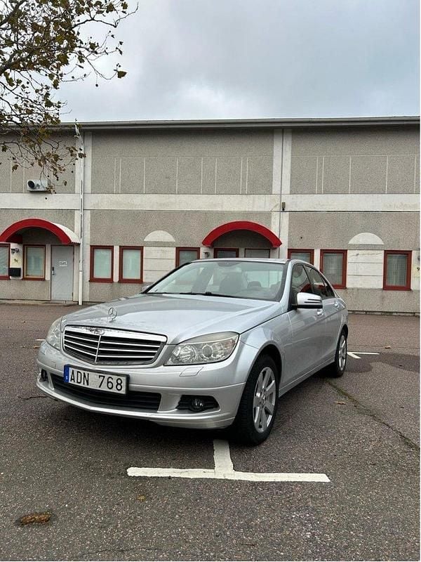Silver Begagnad 2009 Mercedes C180 Classic Sedan | 62 000 kr (Bra pris) - Bild 1/4