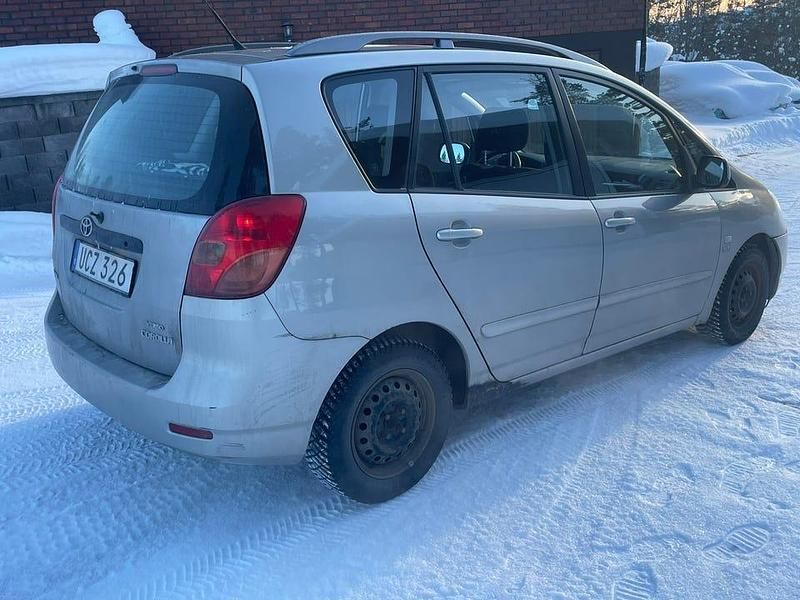 Begagnad Toyota Corolla Verso 110 HK (80 kW) 2003 Minibuss