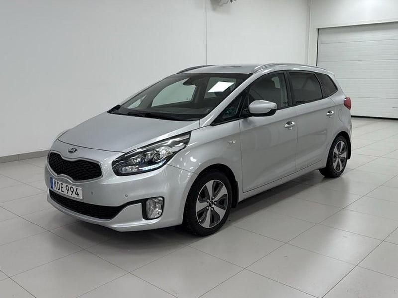 Grå Begagnad 2015 Kia Carens Minibuss | 129 900 kr (Marknadspris) - Bild 1/4