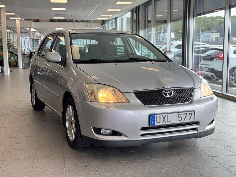 Silver Begagnad 2004 Toyota Corolla Halvkombi | 69 900 kr (Dyr) - Bild 1/4