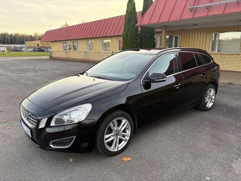 Svart Begagnad 2011 Volvo V60 Momentum Kombi | 99 800 kr (Marknadspris) - Bild 1/4