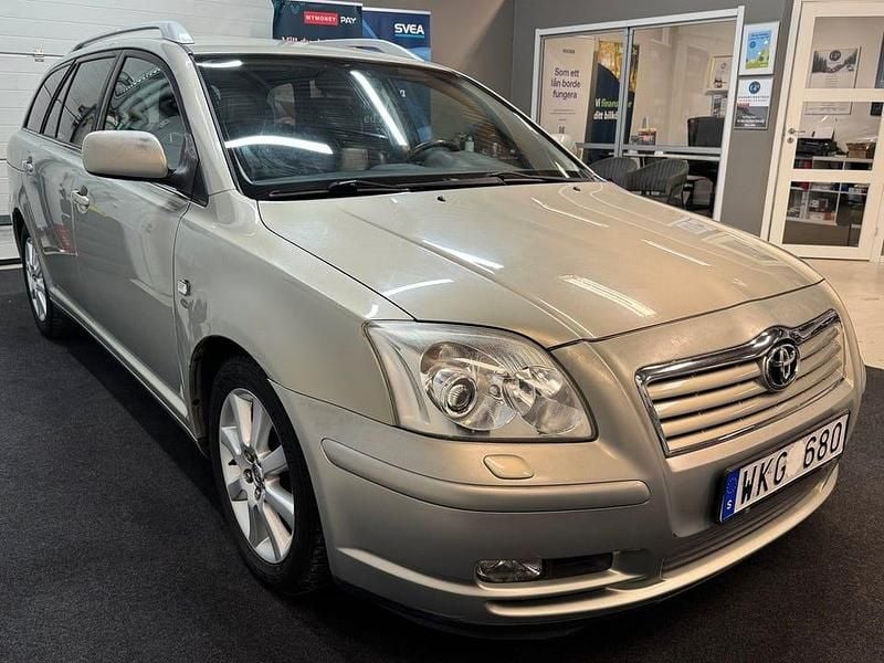 Begagnad Toyota Avensis 147 HK (108 kW) 2005 Grön Kombi