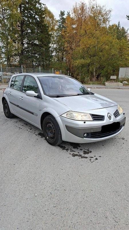 Grå Begagnad 2006 Renault Mégane II Halvkombi | 27 000 kr (Marknadspris) - Bild 1/4